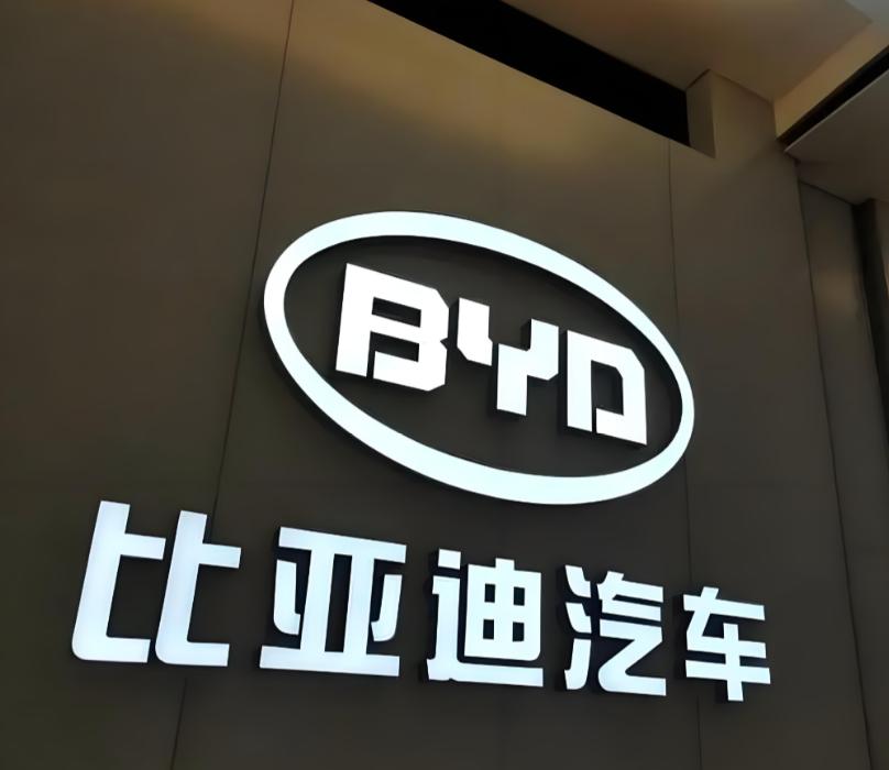 小米汽车前三季度卖了28.6万辆左右，距离全年55万辆的目标，还差26.4万辆。