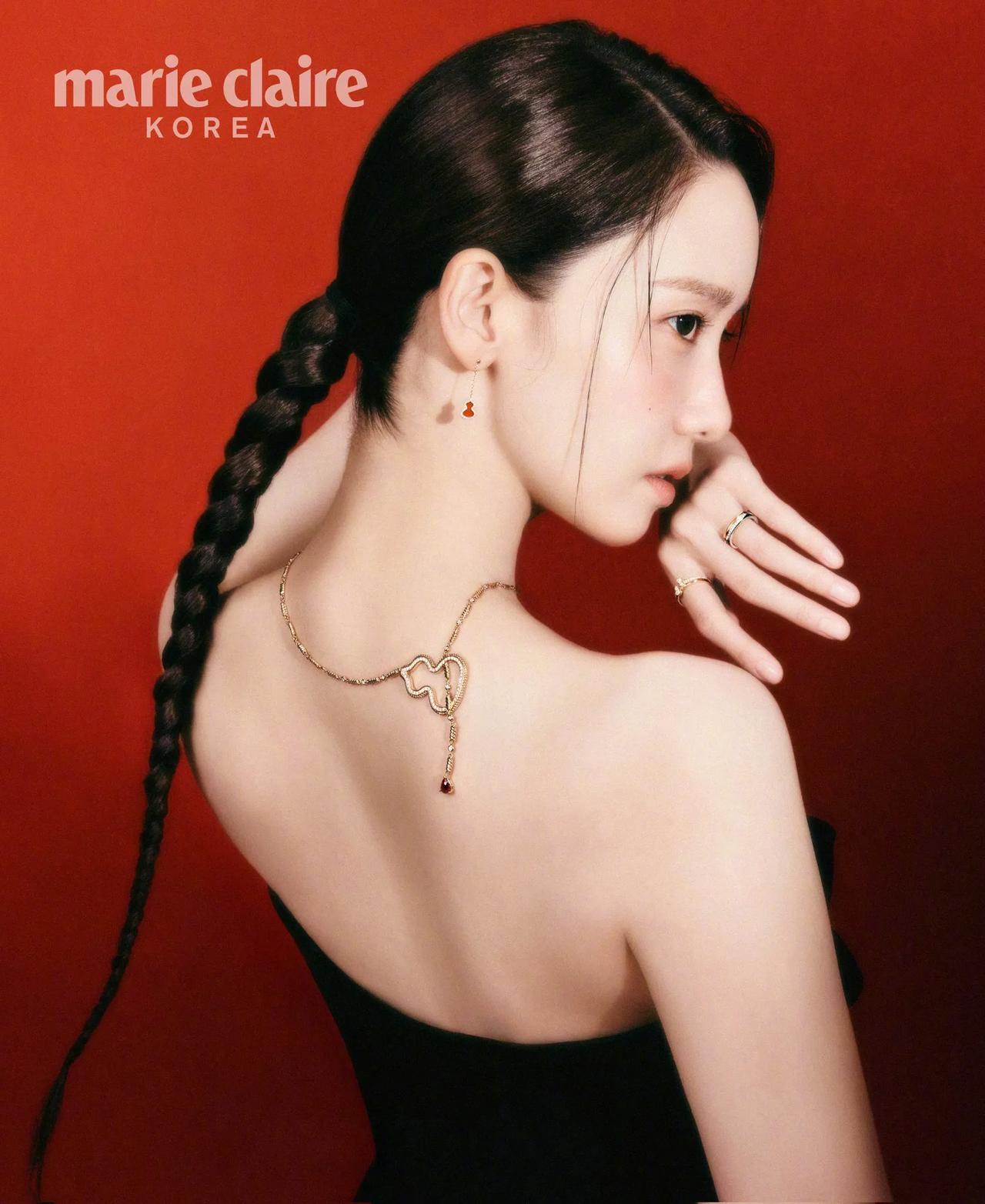 允儿长辫辫好看，穿黑白好看，穿橘色和黄色更灵[笑]
林允儿 娱乐