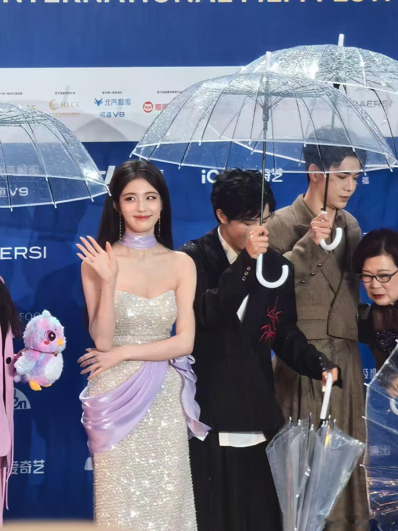 钟丽丽红毯被雨淋了被钟丽丽红毯被雨淋的瞬间笑死，本来好好的红毯现场，结果伞不够用