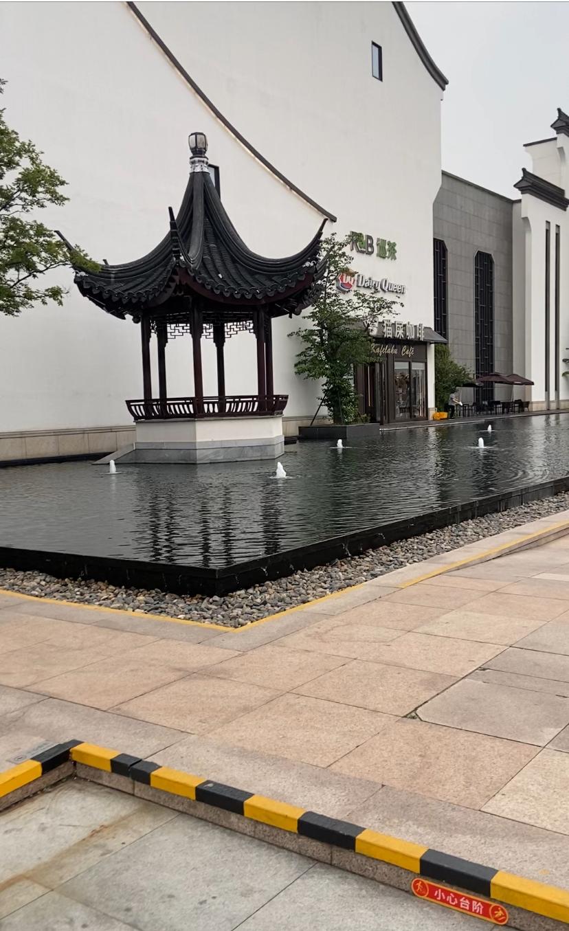 忙里偷闲
一个很美的服务区
你能猜出是哪里吗？