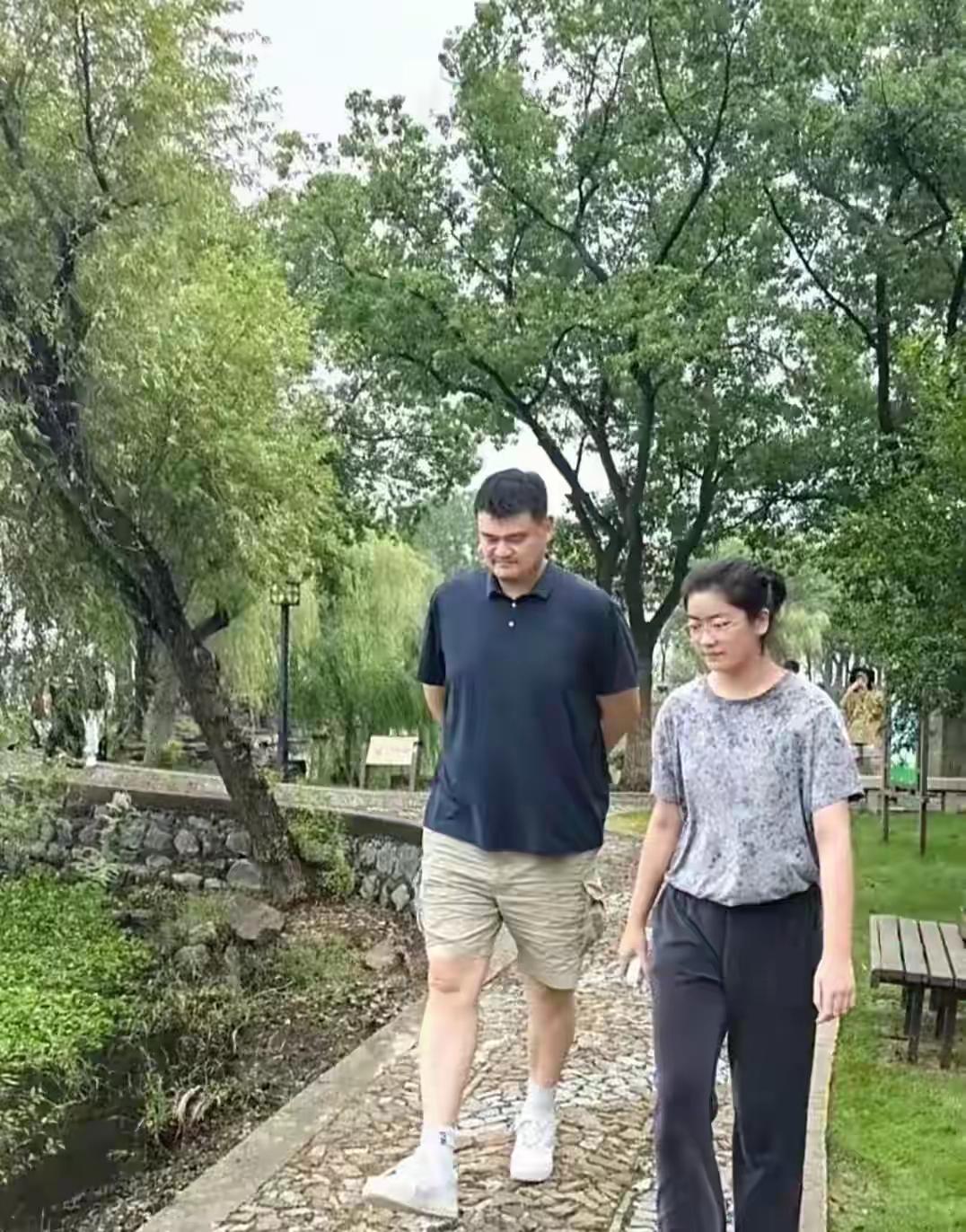 姚明过得真悠闲，闲来无事在公园晒1.9米的女儿！他这样的人闲着就是纯纯的浪费，教