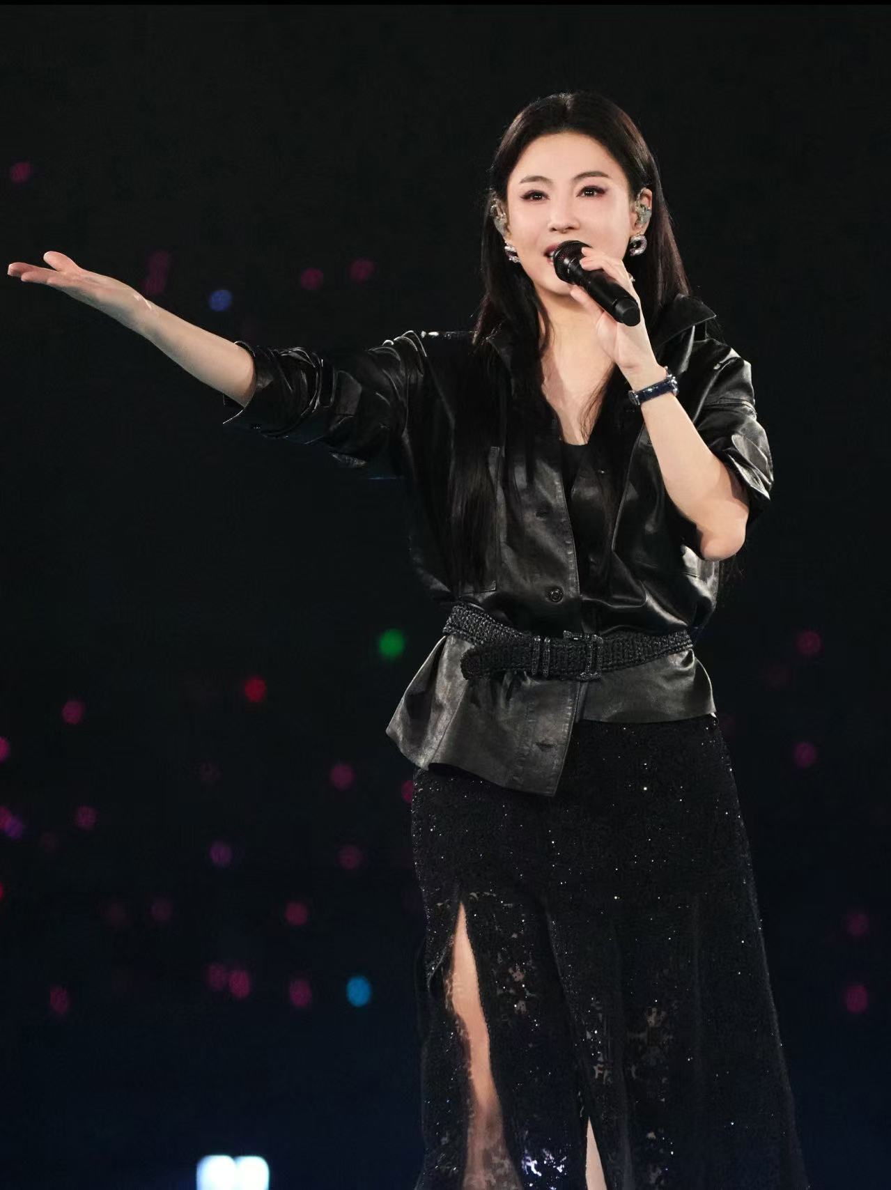 张柏芝商演生图 张柏芝的状态都有人质疑吗…完全神颜来的，顶级骨相不是说说的，这么