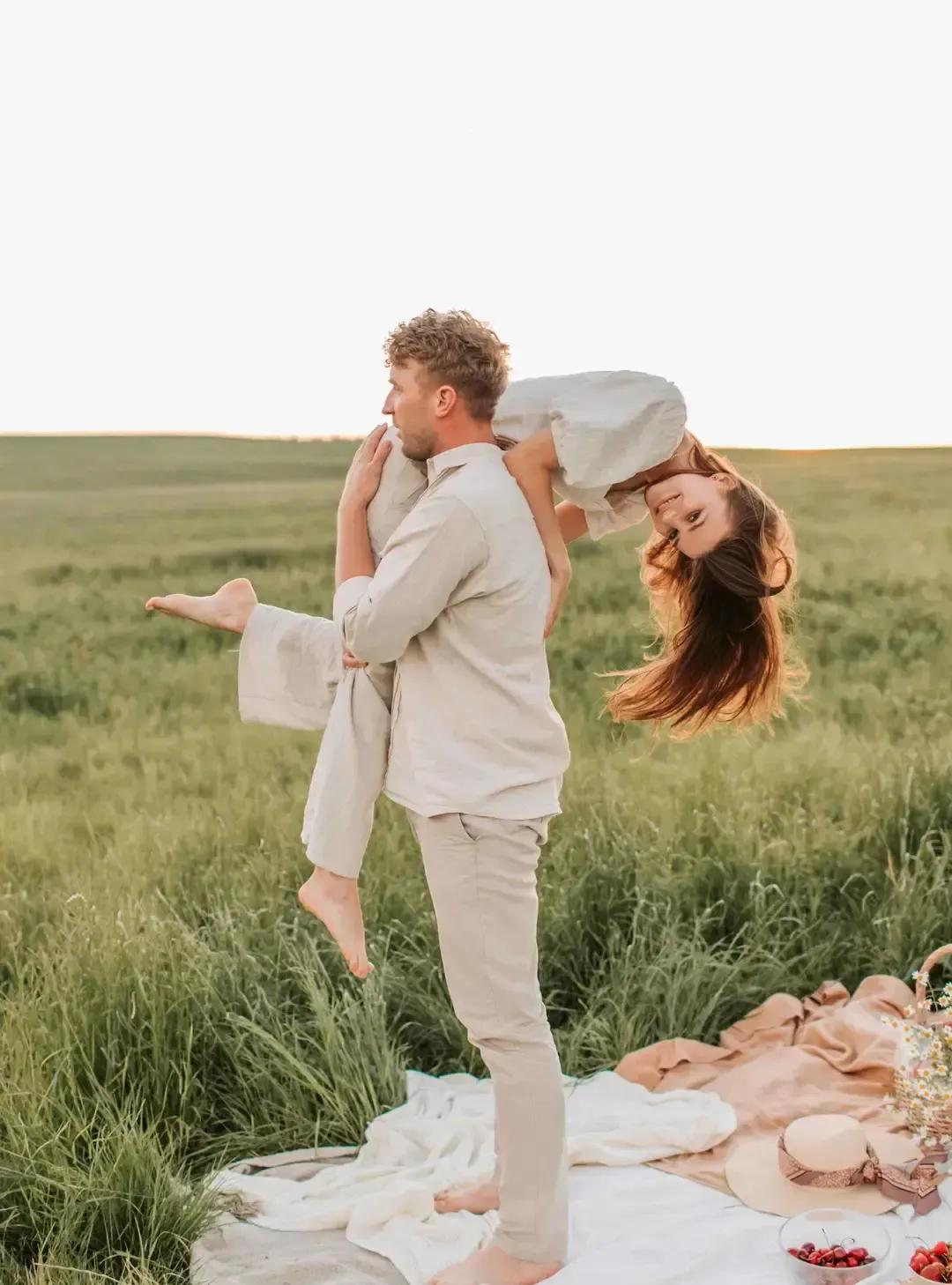 老公叫我“喂”叫了七年，我回他“哎”，俩人像快递柜对话。
刷到短视频说称呼能测婚