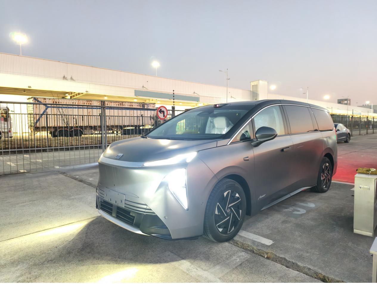 至境世家纯电版曝光，有以下亮点：
1、外观上没有过多改动 ，与插混版不同的地方是