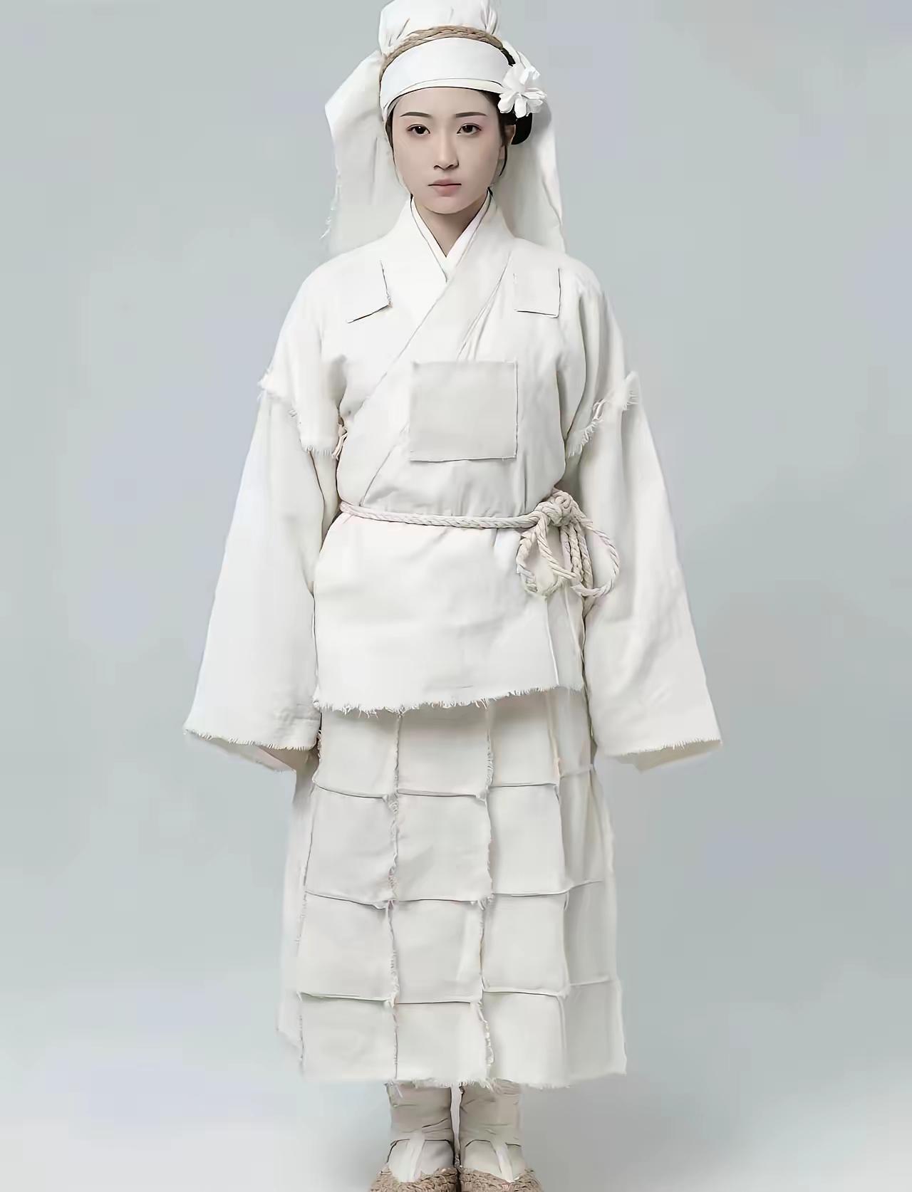 巴黎世家这套新装，
嗯，真的是很巴黎！[捂脸]
