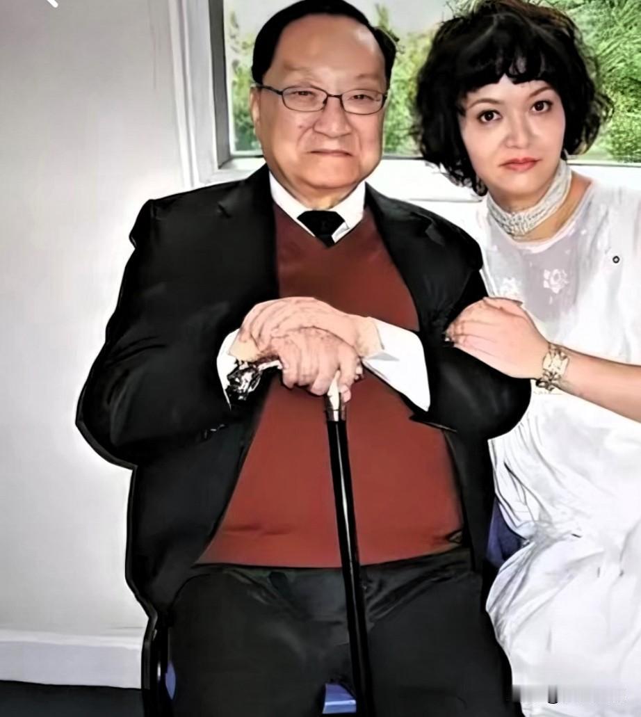 1955年，金庸在香港《新晚报》连载处女作《书剑恩仇录》，开启武侠创作生涯。此后