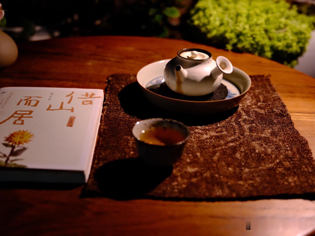 夜，安静
天深暗如静水
云也朦胧无边
藏着几多沉默的柔软
无月，也无星
却满了无