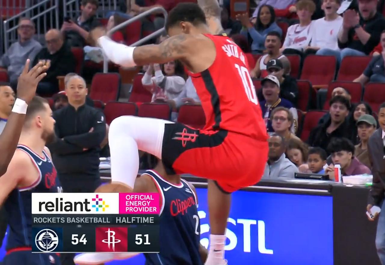 半场火箭51:54快船。
本来你来我往的忽然祭出五大，让快船抓住了机会，歇时间长