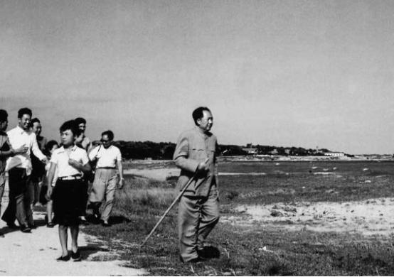 1954年，毛主席去北戴河游泳，过程中碰到一个老渔夫，老渔夫不知毛主席身份，随意