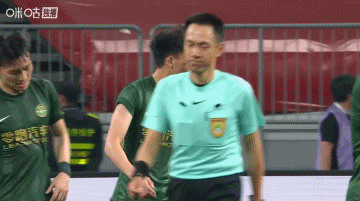 王钰栋怒拂衣袖口吐芬芳，甚至手指队友，对陶强龙未及时传球表达了极度的不满！浙江绿