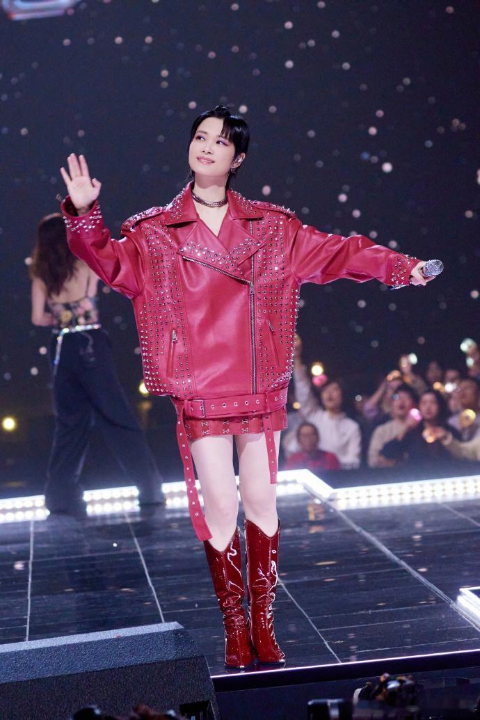 李宇春说超级女声不是一个人的故事 李宇春在声生不息唱17 岁直接杀疯， 借刘德华