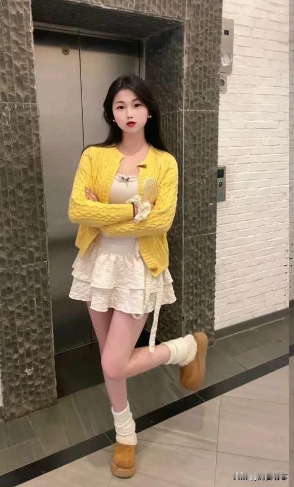 甜美少女风，黄色针织开衫搭配白色连衣裙，轻松可爱！