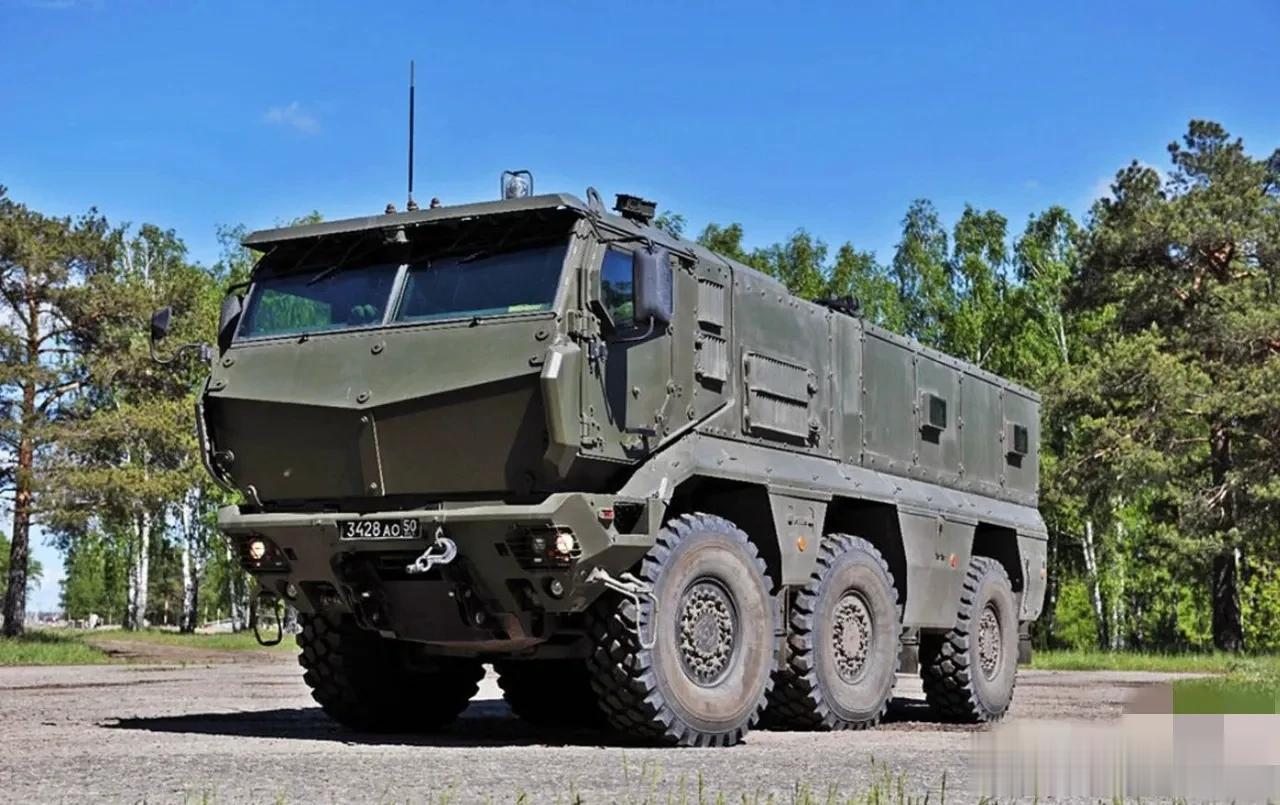  Typhoon-K是一款由俄罗斯车辆制造商KAMAZ 公司设计生产的新一代军用