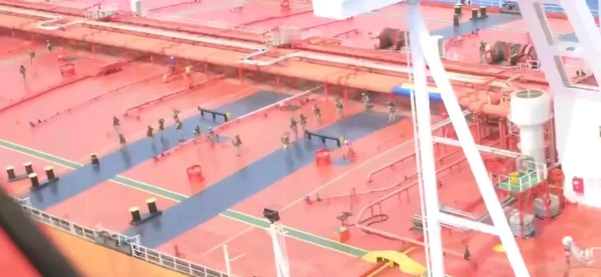 美军再扣押一艘伊朗相关油轮。

CNN报道，当地时间21日，美国中央司令部宣布，