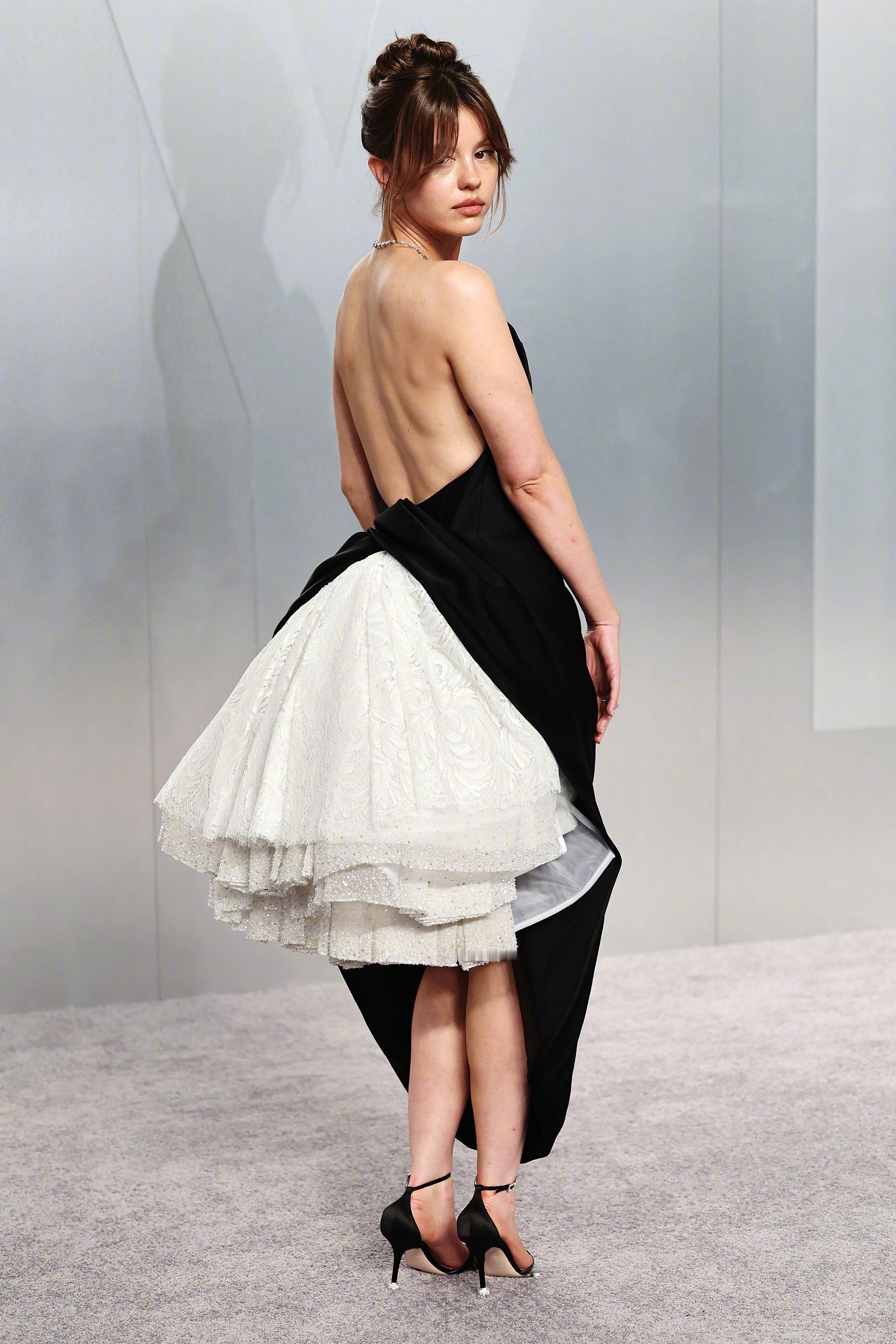 Mia Goth 今天 Oscar 上的两套 Dior，更喜欢黑色那套，竟意外的