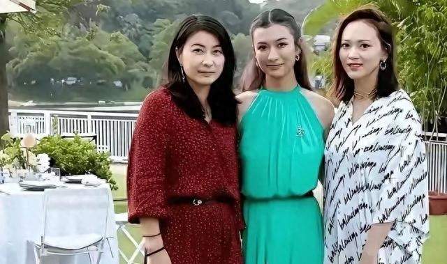 霍家三儿媳同框！朱玲玲优雅陈琪琪低调，郭晶晶硬气改规矩