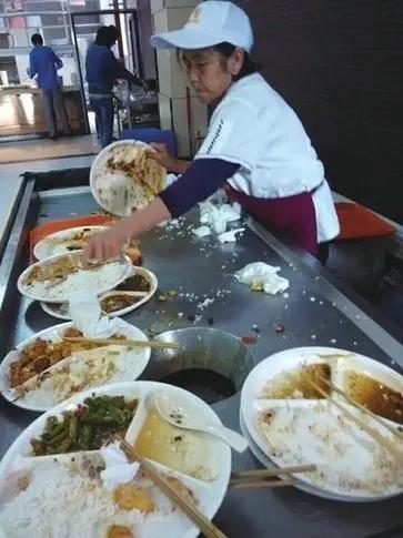 冬至夜惊现离谱一幕！太原垃圾桶堆满饺子，网友怒喷：暴殄天物！

冬至夜的山西太原