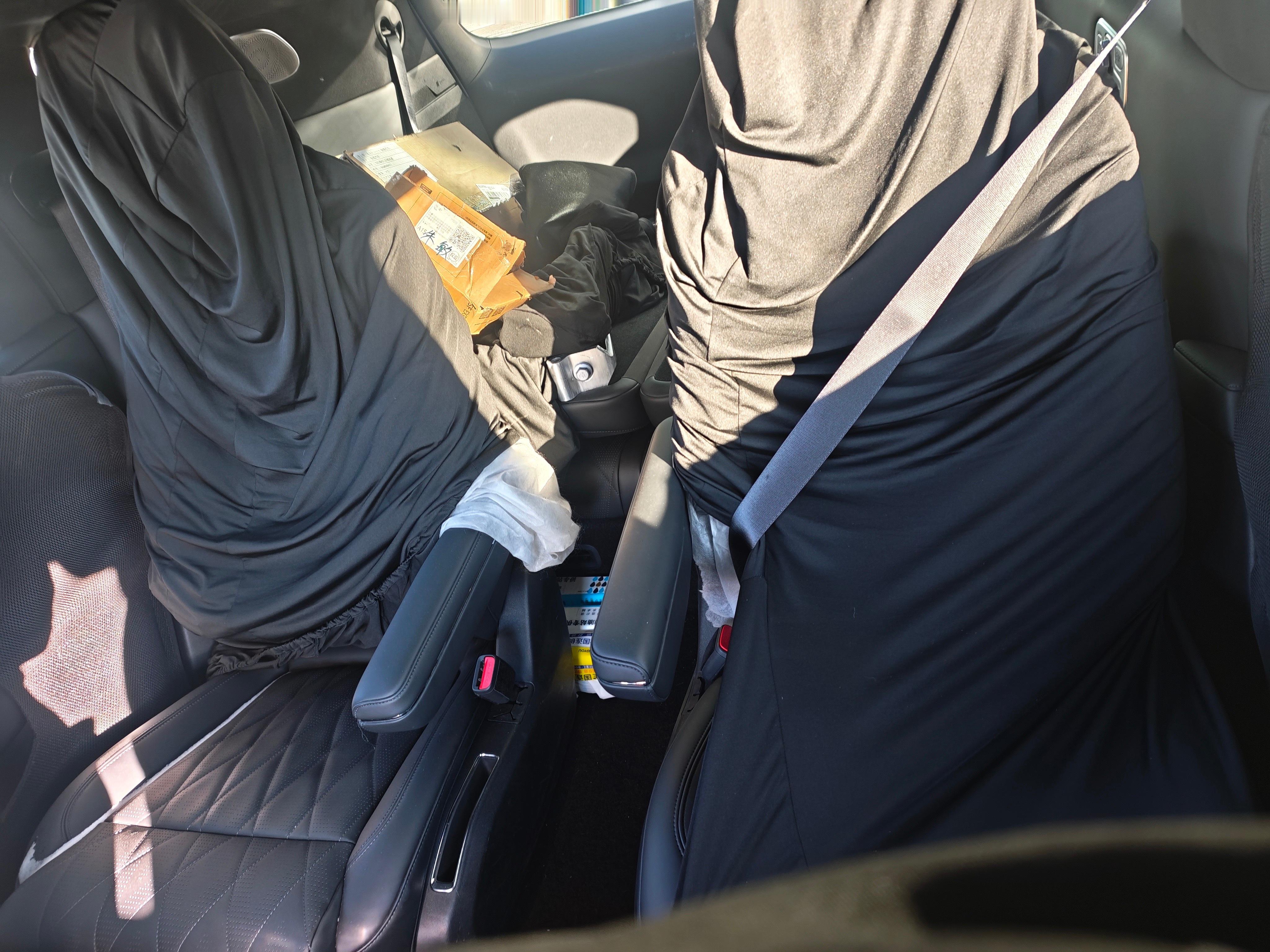 群友的图极氪8x的二排看着安全带没有座椅一体，空间上三排不会很宽敞极氪8x