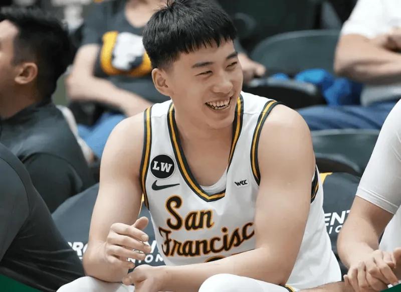 王俊杰大爆发，旧金山大学真正的大腿！
整个旧金山大学80分，他拿了27分5篮板，