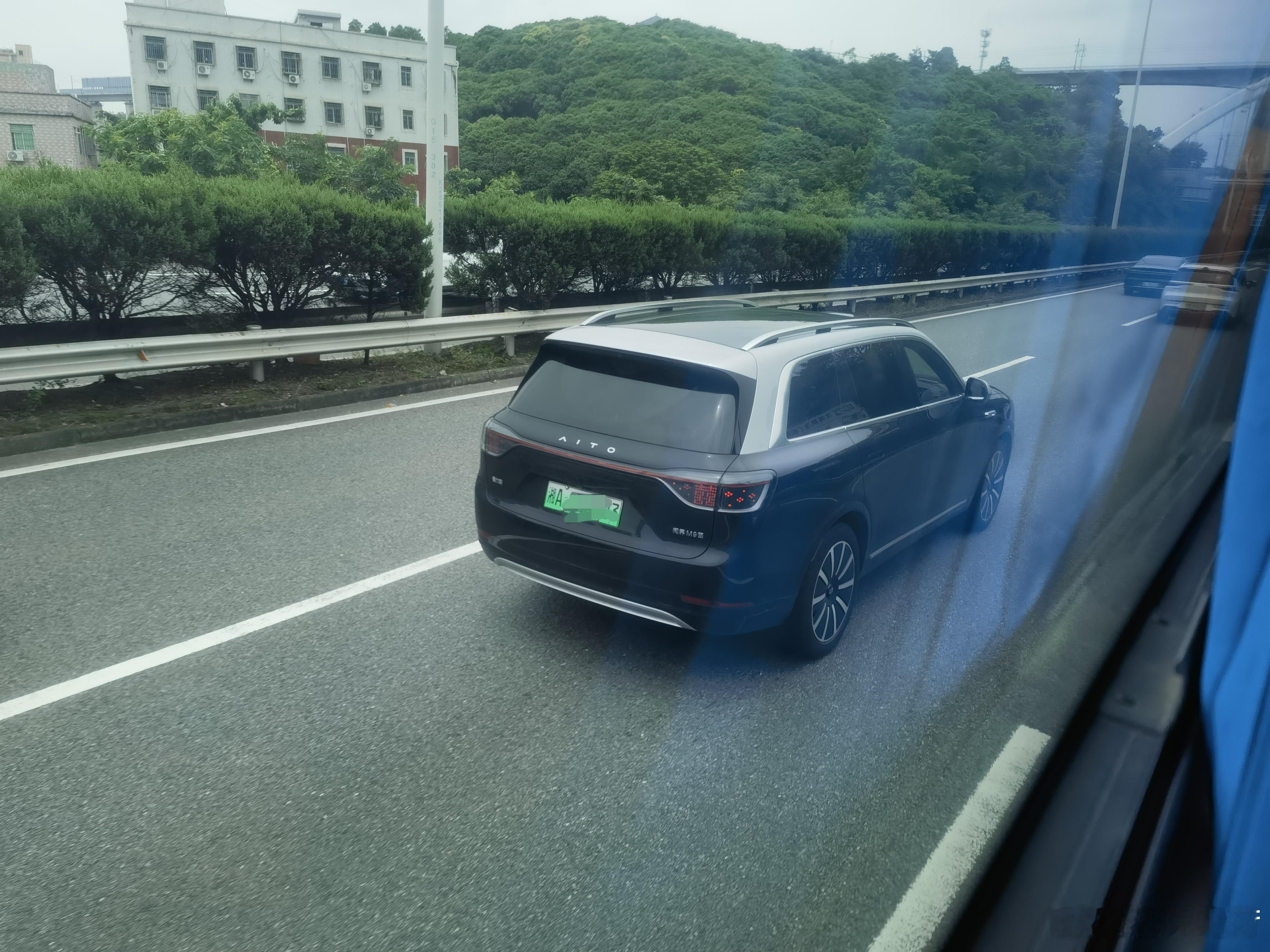 一辆长沙牌照的问界M9纯新车，出现在深圳。  ​​​