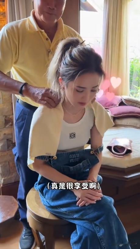 阿娇阿sa、容祖儿体验集体按摩，真的好舒服