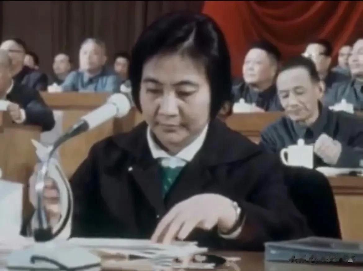 1975年全国农业学大寨会议的吴桂贤副总理。吴桂贤是新中国第一位女副总理，也是至
