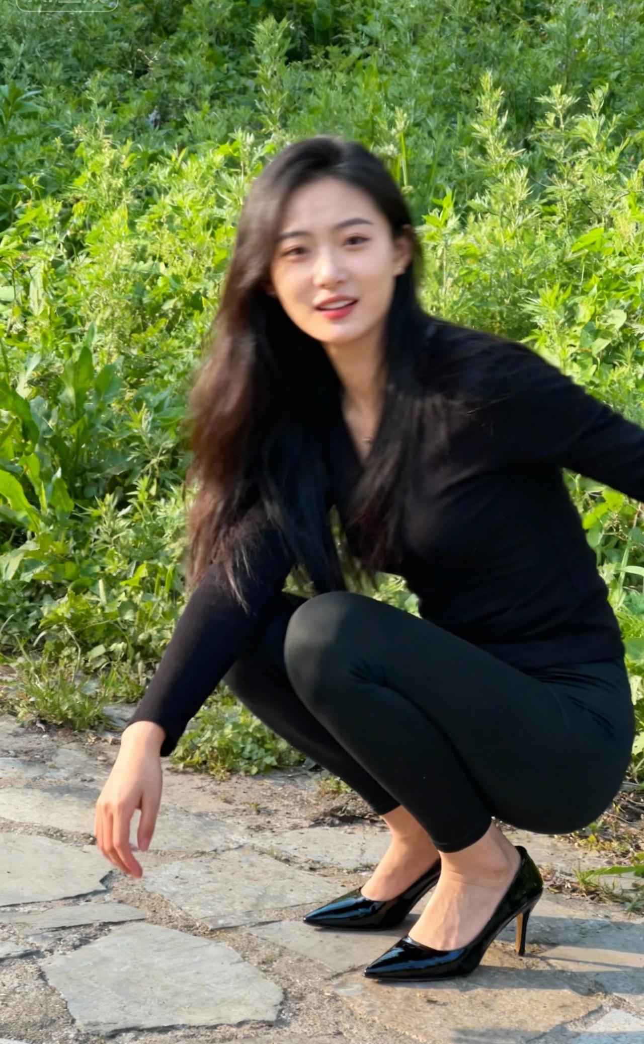 上联：翠影摇风，素姿倾露；
下联：兰心映日，雅步生香。