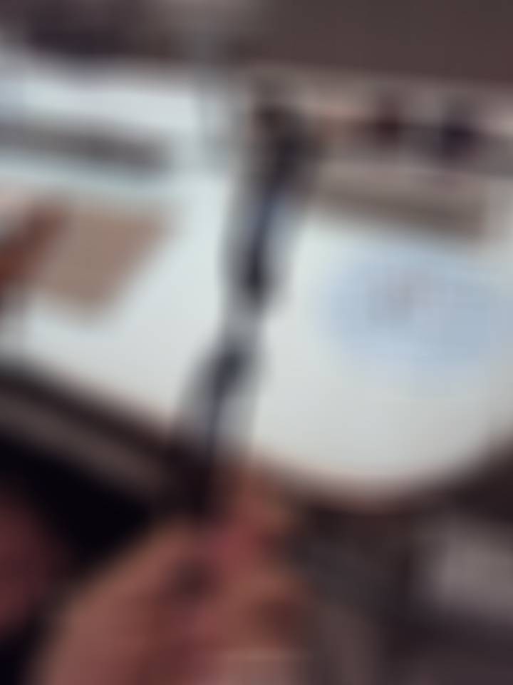今天去配了一副近视墨镜，花了大概1000多块钱。鍋嫂之前也配了一副，一年之间佩戴