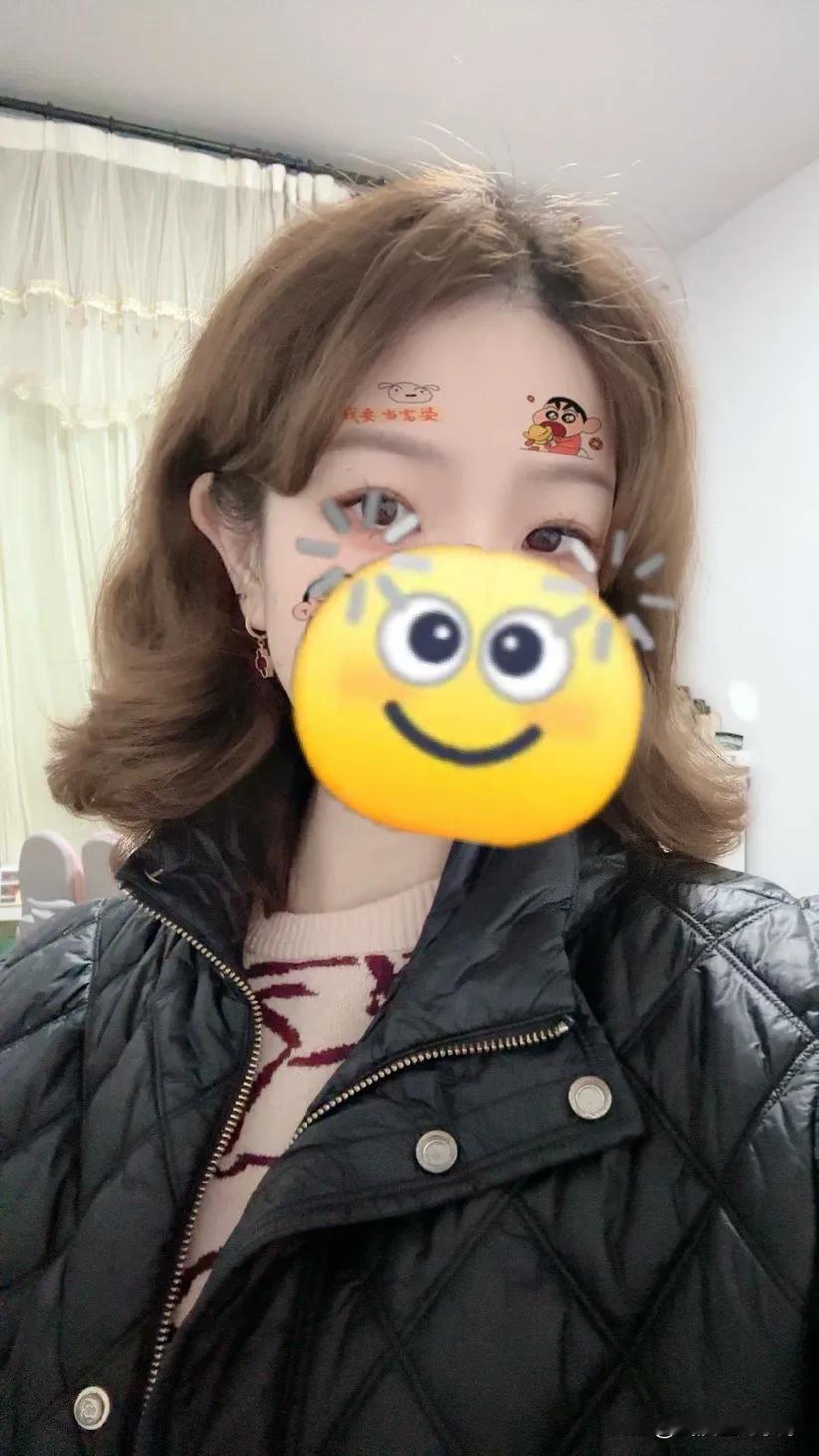 第一张，烫完当天晚上
第二张丸子头
第三张半丸子头
第四张双麻花辫
自从烫了头发