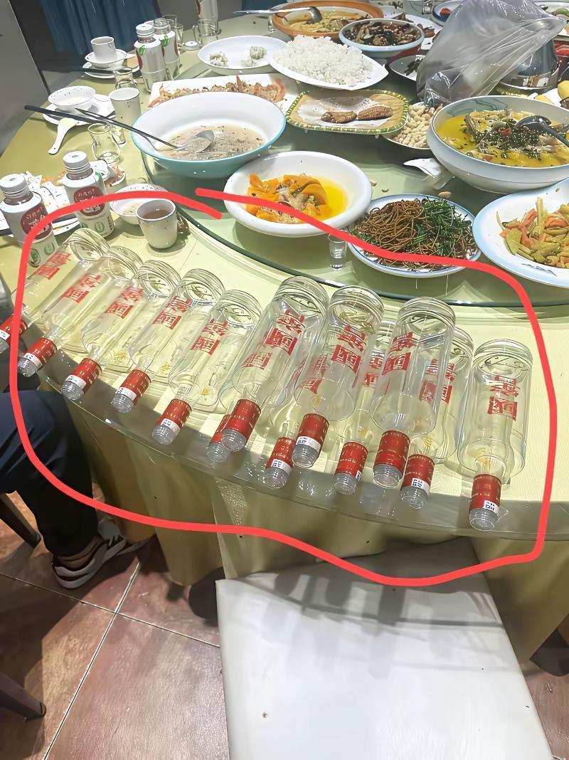 为什么有那么多人离不开白酒。

我觉得不是好喝不好喝问题，上了年纪的男人都有压力