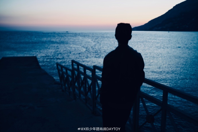 肖战海边随身听 哇，肖战营业照来了，是在海边呀，落日黄昏，好有氛围感~ 