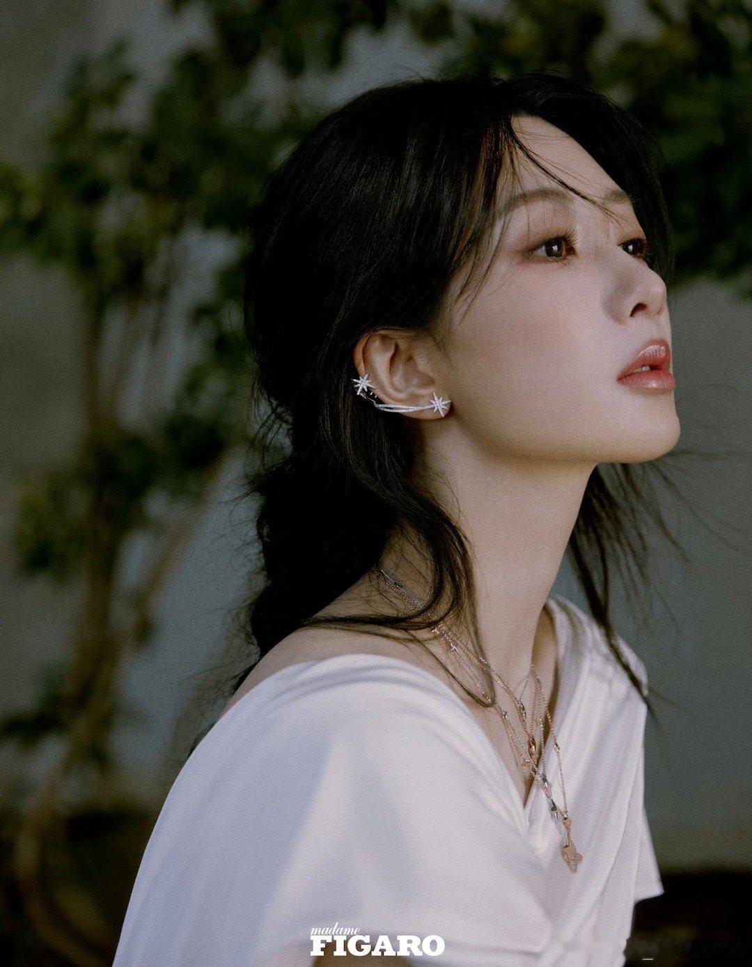 杨紫的费加罗八月刊封面大片释出，美女的时尚感如何？ ​​​