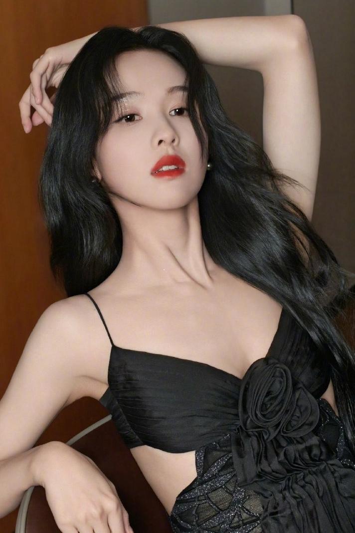 陈都灵黑裙红妆杀疯了！清冷骨相配艳色，氛围感直接拉满💋

陈都灵这组黑裙写真也