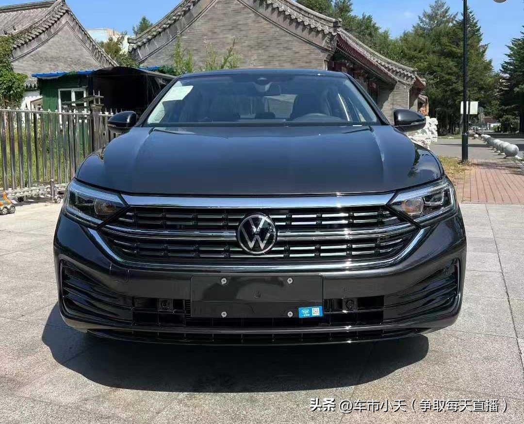 全新一代速腾上市以后，现款速腾的售价又进一步降低。目前指导价15.89万的300