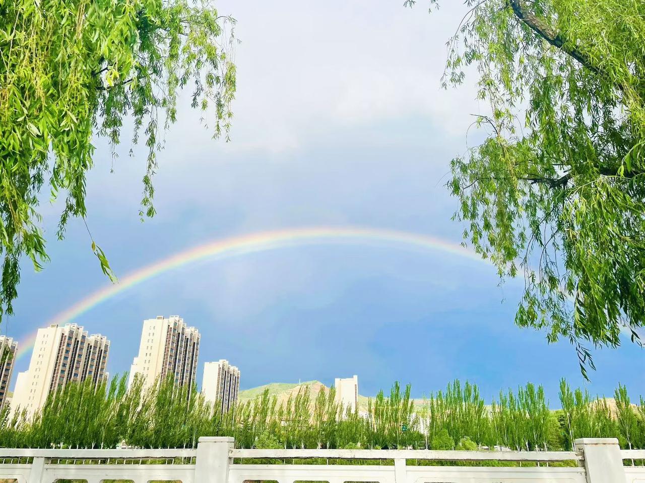 《高考》
锦瑟年华墨入痕，素笺寄意句出神。
十年磨剑怀奇志，一笔春秋书玉魂。
—