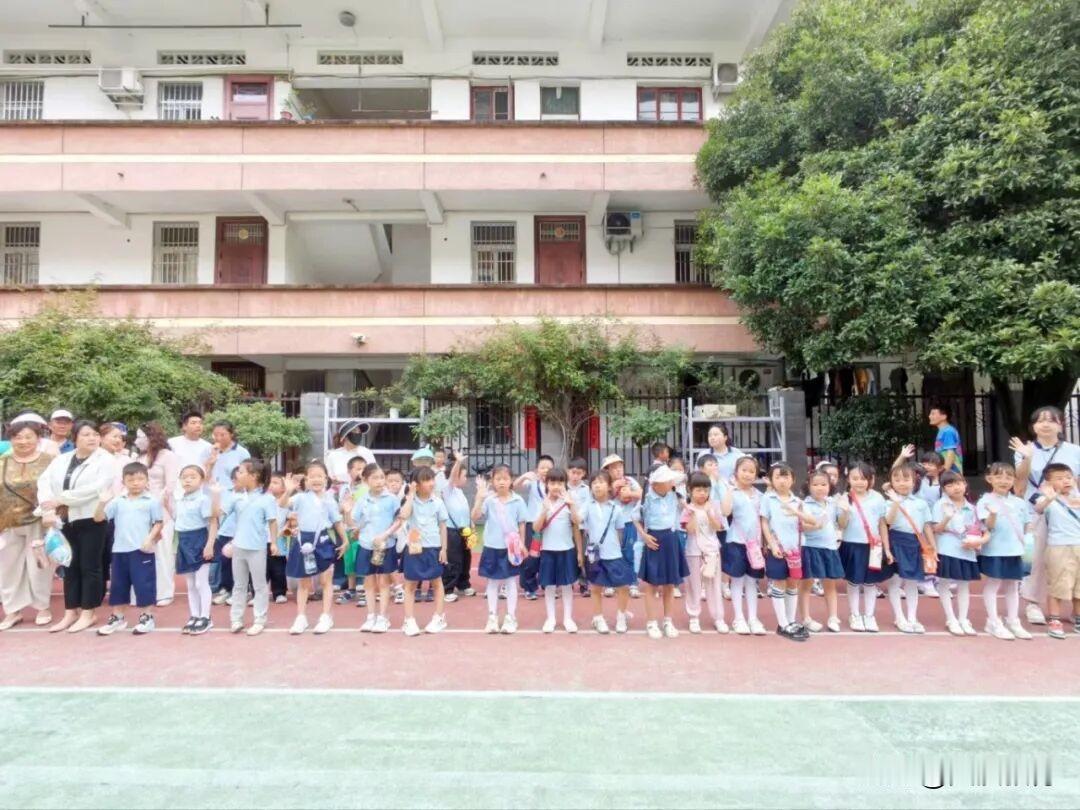 6 月 10 日下午，汉中市滨江第二幼儿园组织大班幼儿、家长，走进汉中市实验小学