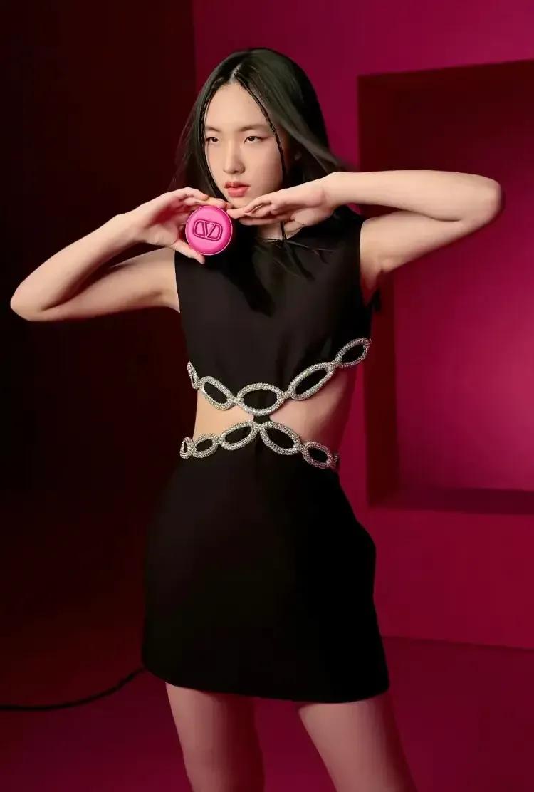 小S的大女儿和二女儿，身材火辣，颜值超越母亲，目前在娱乐圈闯荡。