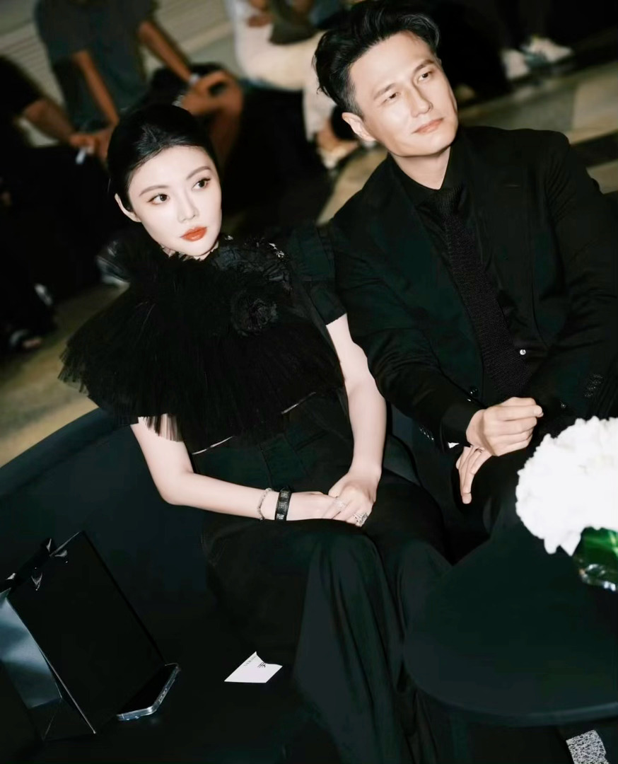 徐冬冬尹子维婚后合体哈尔滨电影周 终于等到二人婚后合体！徐冬冬尹子维现身哈尔滨太