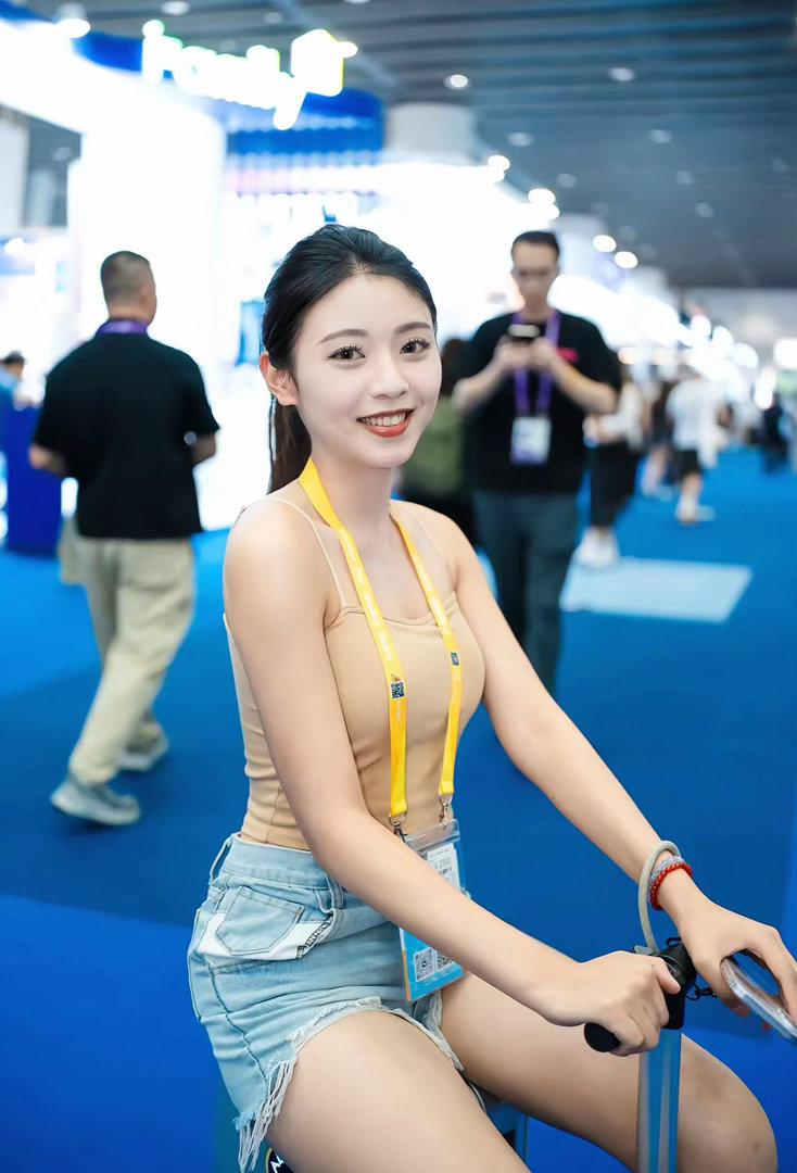 广交会偶遇广交会逛展，拍到一个很好看的行李箱小姐姐，据说这个行李箱有充电池，可以