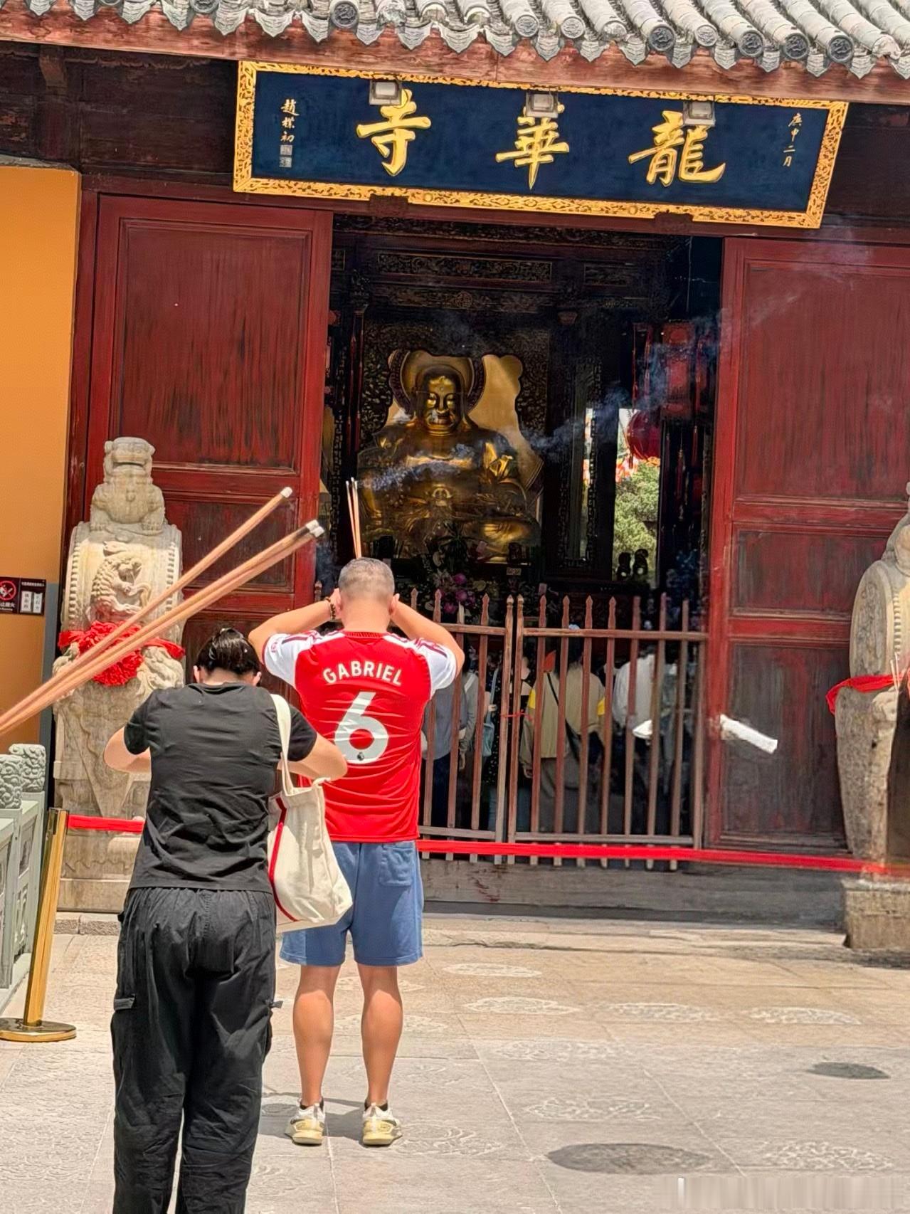 欧冠决赛大哥这球衣选的，龙华寺风评受害啊不过有一说一，阿森纳踢的完全没问题。就是