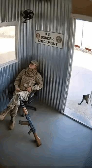 男人捡了一条命
幸亏猴子没对准他开枪
不然就稀里糊涂的死了[捂脸]