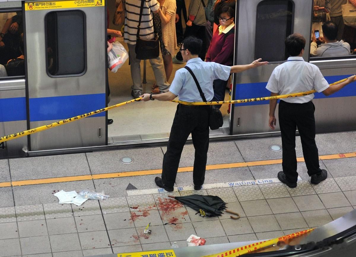 台北地铁突发骚乱！男子雨伞咆哮砸车窗，乘客狂奔避险
 
12月25日晚，台北地铁