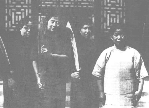 上海妇女慰问团赴长城前线慰问抗日官兵。