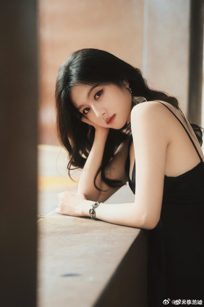 李兰迪模糊的画质清晰的美貌李兰迪模糊的画质清晰的美貌 糊镜头根本挡不住姐姐绝佳骨