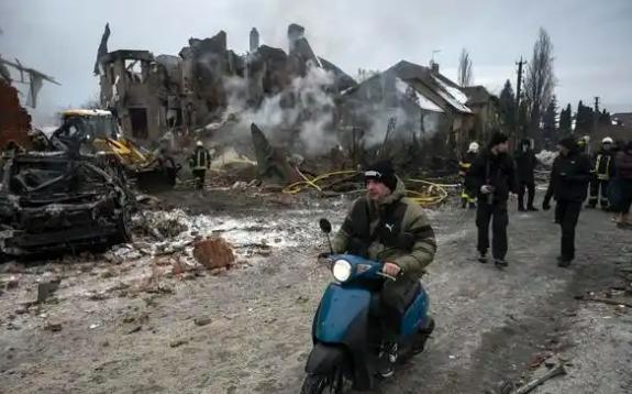 战争结束后怎么办？乌克兰士兵已经给出了答案，第一步就是把枪指向国内的某些人，乌克