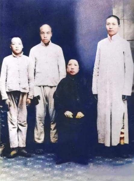这是毛主席和母亲的唯一一张合照，拍摄于1919年春，湖南长沙。

照片前排中间的
