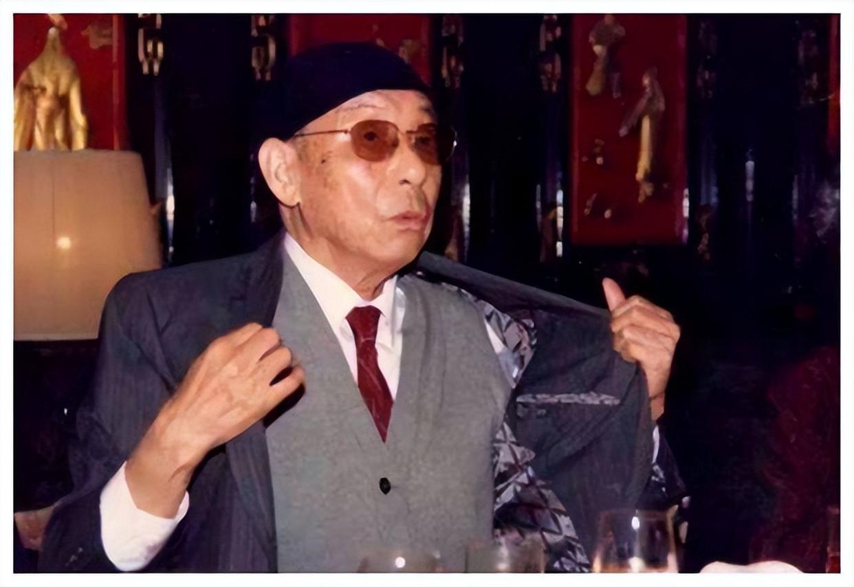 2001年张学良逝世，银行巨额存款被公开，他这么多的钱是哪来的
 
张学良活了1