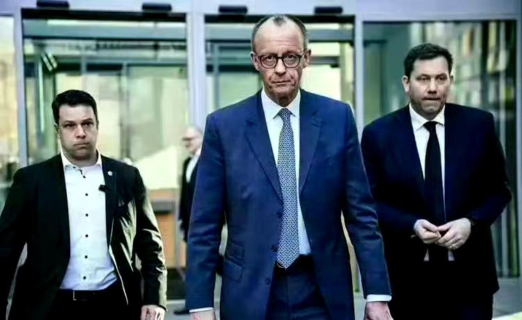 德国总理认为，伊朗政府只能靠武力维持统治，已经时日无多，仅剩数日或数周。他敦促伊