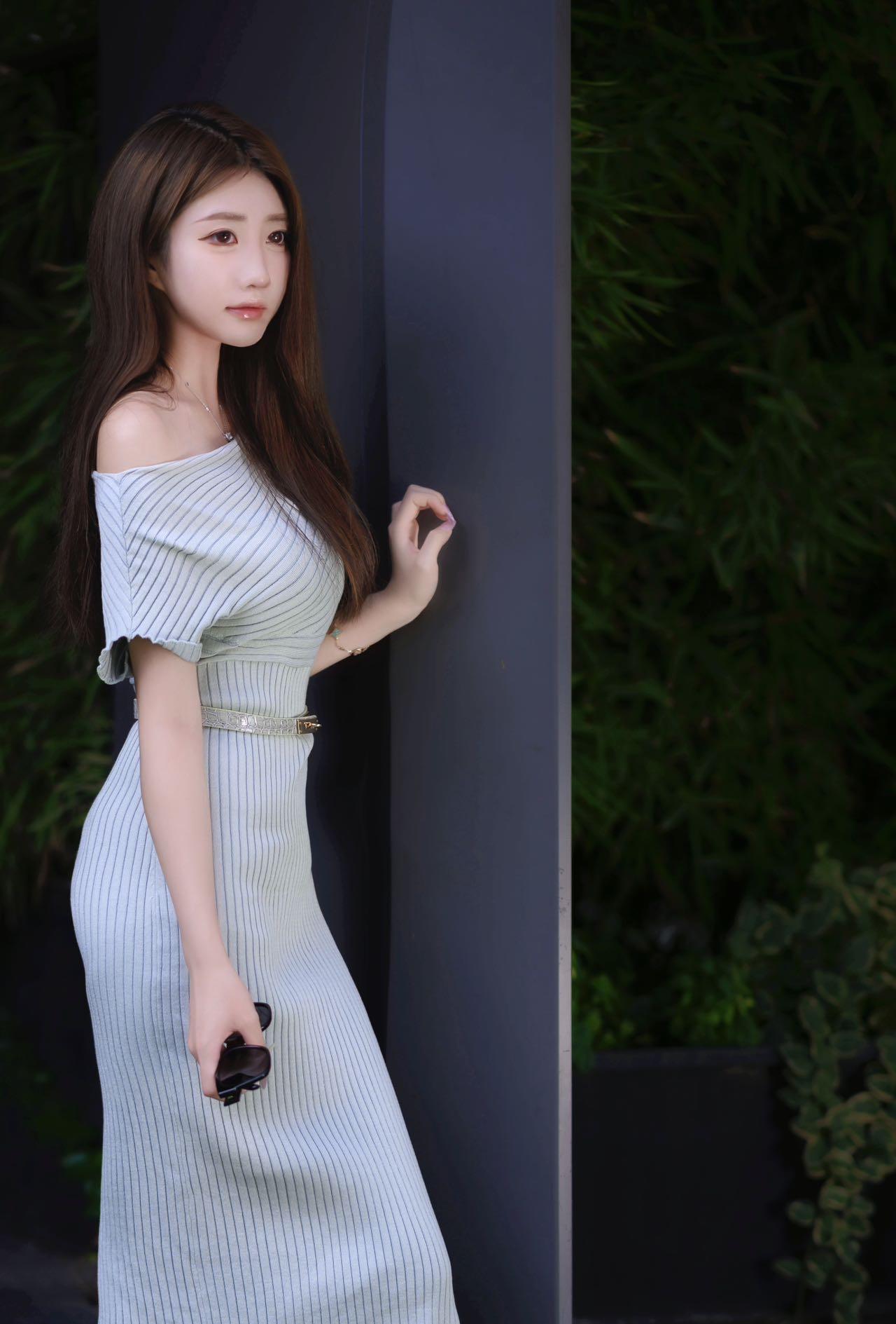 优雅条纹连衣裙，尽显都市女性魅力！