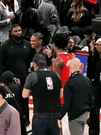 阿门兄弟互喷垃圾话，各为其主，比赛时六亲不认。

汤普森兄弟俩的妈妈与哥哥现场观